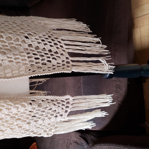 Macrame Fringe Vest - Picture 3 of 4
